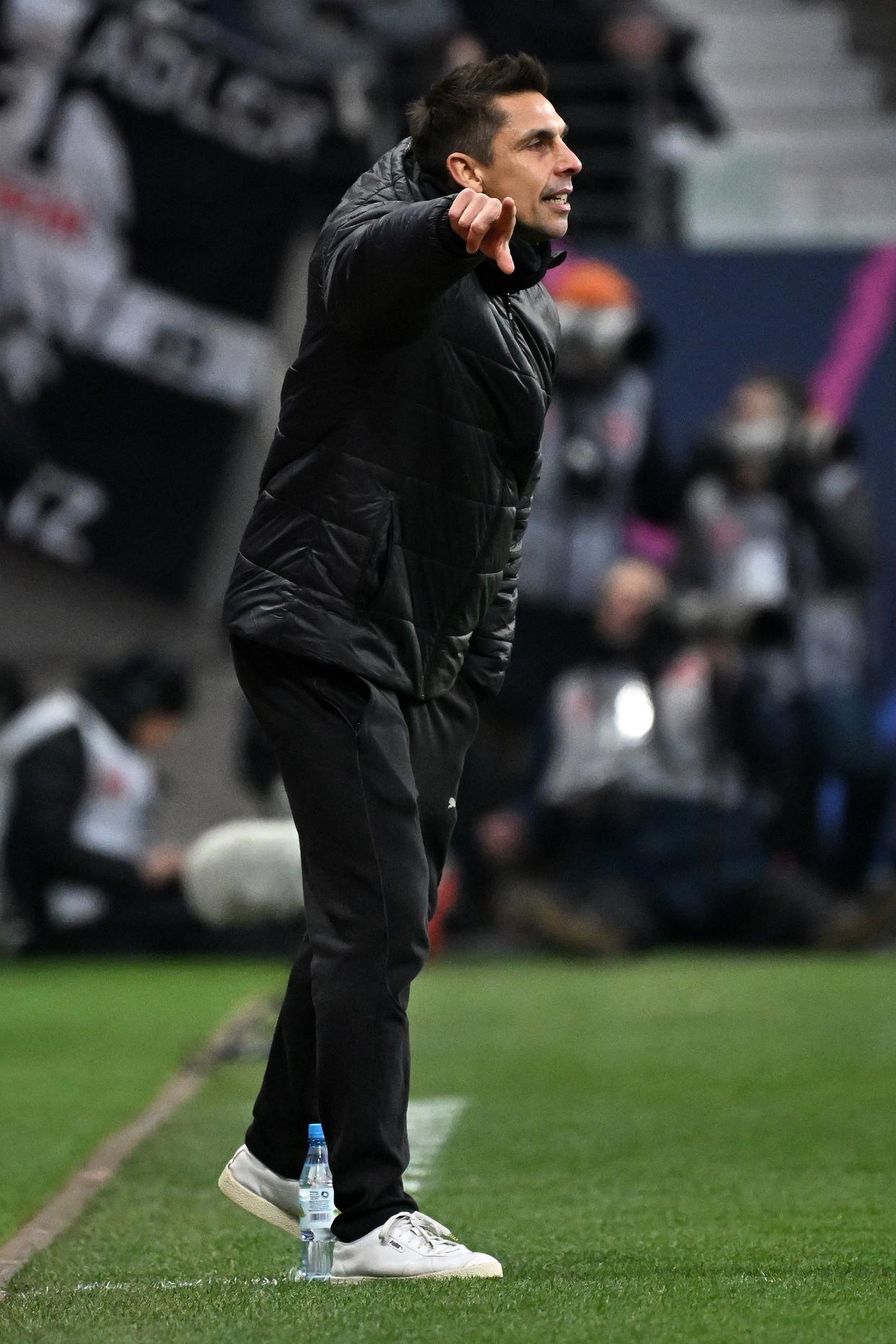 法兰克福队奋力拼搏，终获胜利